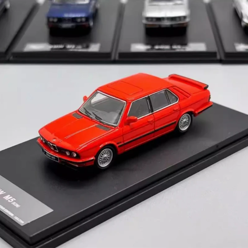 Diecast 1:64 Scale M5 E28 Four-door Simulation Alloy Car Model Static Display Collectible Toy Gift Souvenir Decration
Diecast 1:64 Scale M5 E28 Four-door Simulation Alloy Car Model Static Display Collectible Toy Gift Souvenir Decration