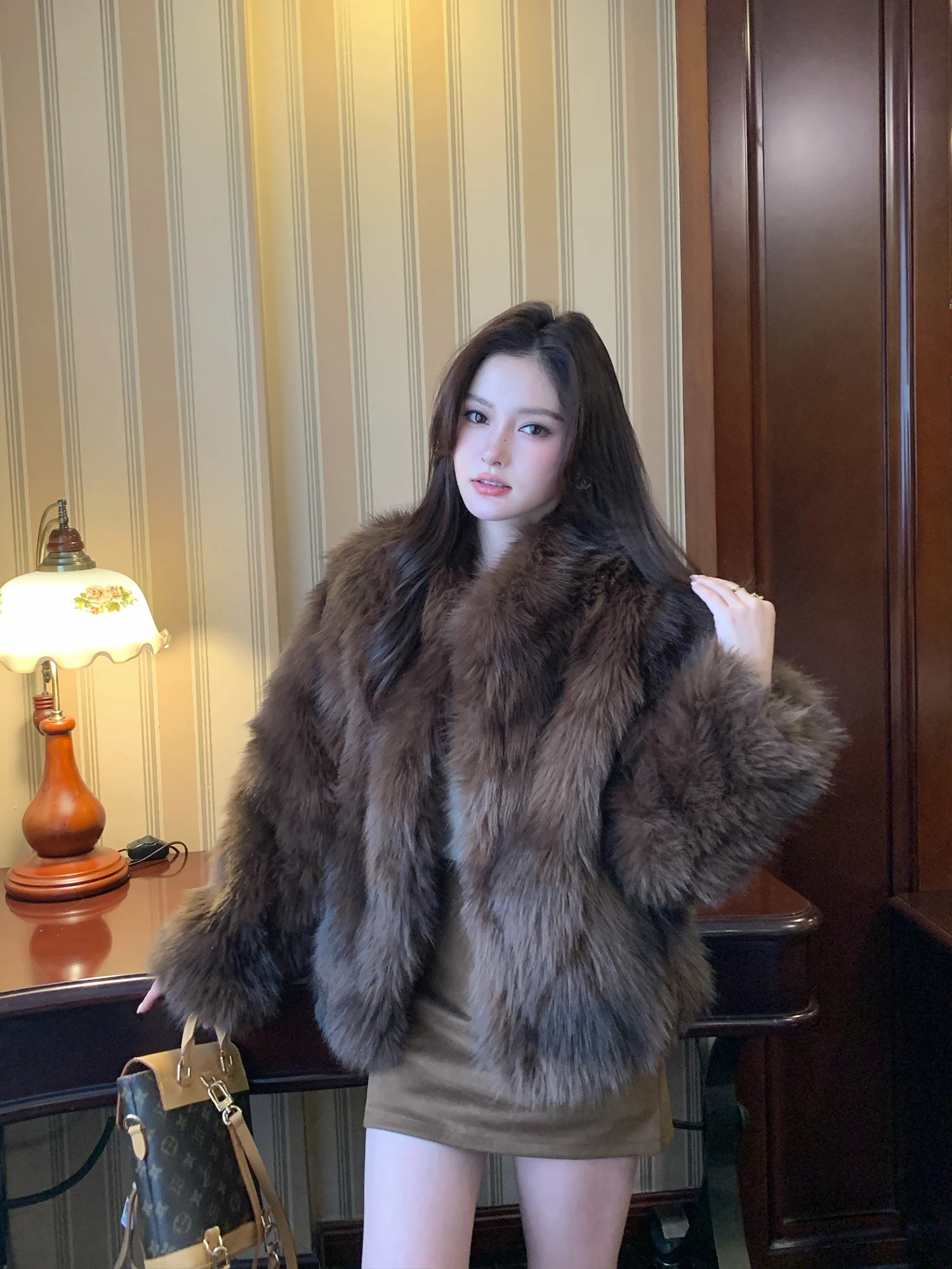 Женская двухцветная шуба из искусственного меха с воротником-стойкой в корейском стиле для повседневной носки
Женская двухцветная шуба из искусственного меха с воротником-стойкой в корейском стиле для повседневной носки