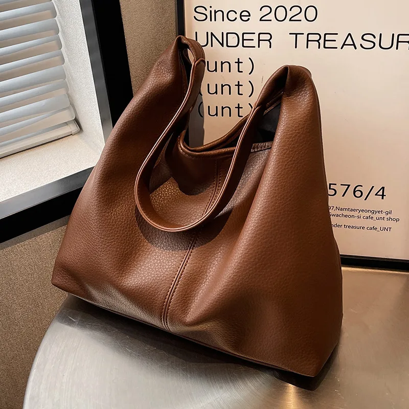 Vintage Solid Color PU Leather Women Fashion Shoulder Sling Bag High-Capacity Simple Wide Strap Bucket Crossbody Bags Commuting
Vintage Solid Color PU Leather Women Fashion Shoulder Sling Bag High-Capacity Simple Wide Strap Bucket Crossbody Bags Commuting