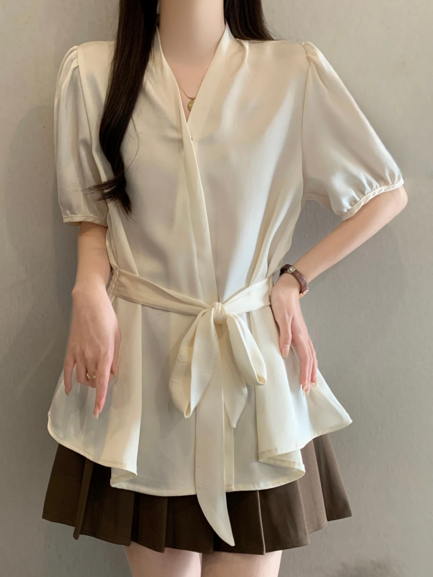 Slimming V-Neck Short Sleeve Satin Shirt Women's Summer Fashion plus Size Tie Waist Cover up Top Korean Style Commute Wind
Slimming V-Neck Short Sleeve Satin Shirt Women's Summer Fashion plus Size Tie Waist Cover up Top Korean Style Commute Wind