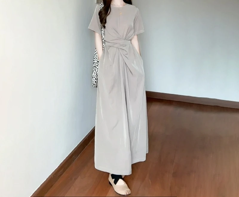 Temperament Kink Design Sense Straps Gray Short-sleeved Dress Summer 2026 New Waist Dress
Temperament Kink Design Sense Straps Gray Short-sleeved Dress Summer 2026 New Waist Dress