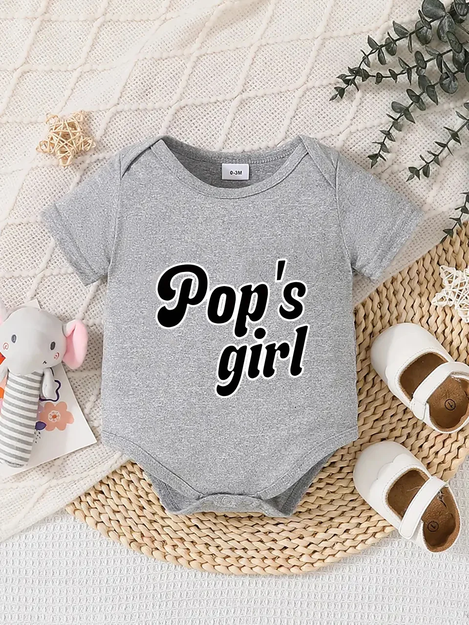 Playful letter-printed baby short-sleeve triangle bodysuit. Button closure for easy dressing, machine washable
Playful letter-printed baby short-sleeve triangle bodysuit. Button closure for easy dressing, machine washable