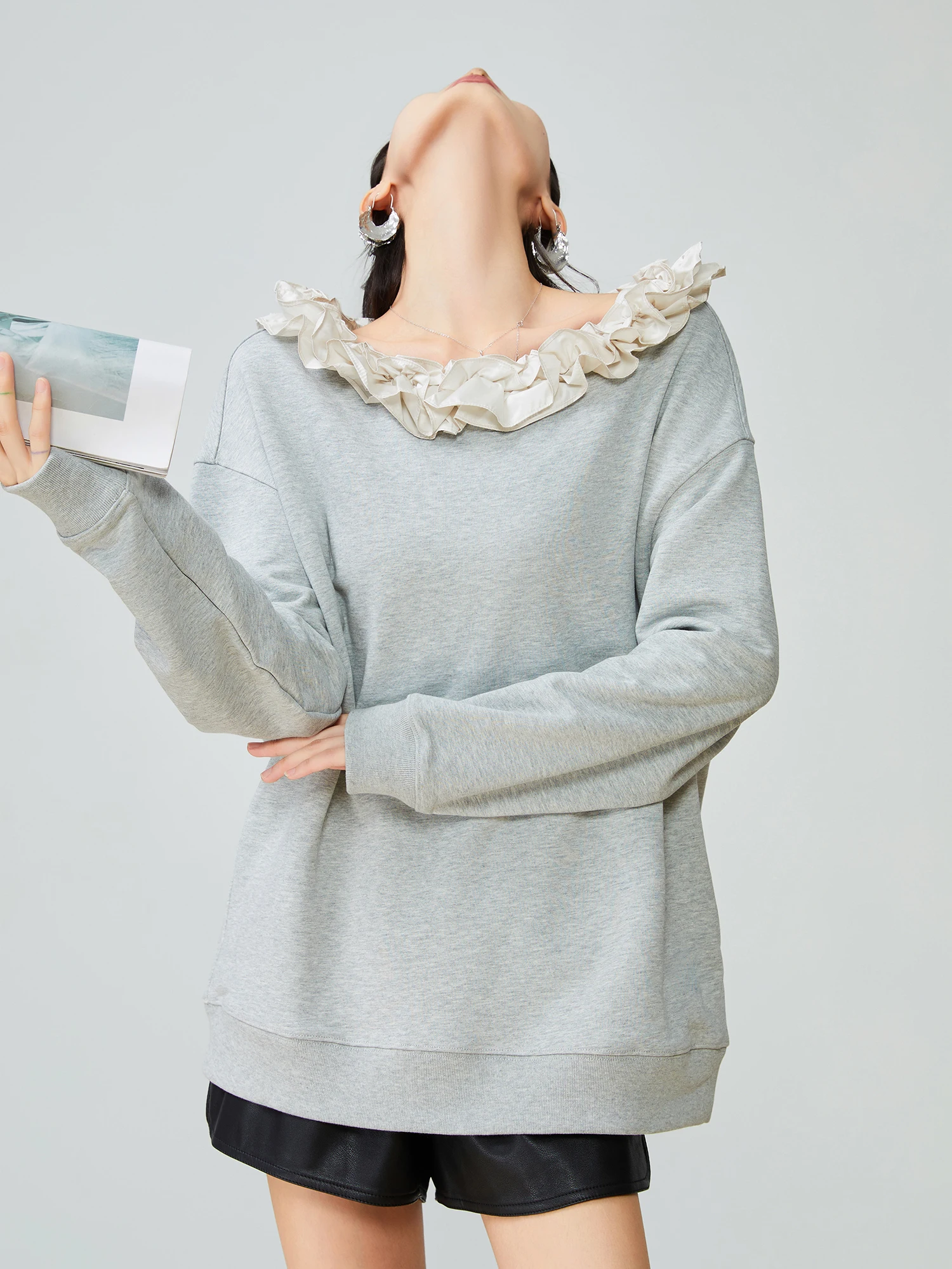 Женская толстовка с кружевной отделкой и открытыми плечами, модная новинка весеннего сезона, повседневная, удобная, свободного кроя, с длинными рукавами
Женская толстовка с кружевной отделкой и открытыми плечами, модная новинка весеннего сезона, повседневная, удобная, свободного кроя, с длинными рукавами