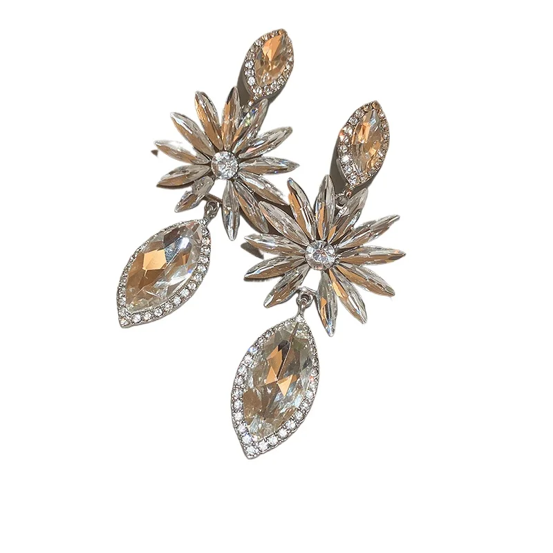 *Silver needle long diamond inlaid flower water drop earrings with European and American niche design sense earrings
*Silver needle long diamond inlaid flower water drop earrings with European and American niche design sense earrings