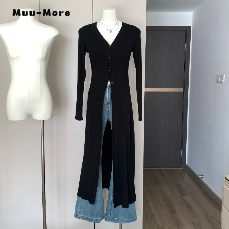 2023 Autumn Y2K Fashion Black Simple Long Slim V-Neck Knitted Knitted Sweaters for Women Trendy Long Sleeve Knitted Cardigan
2023 Autumn Y2K Fashion Black Simple Long Slim V-Neck Knitted Knitted Sweaters for Women Trendy Long Sleeve Knitted Cardigan