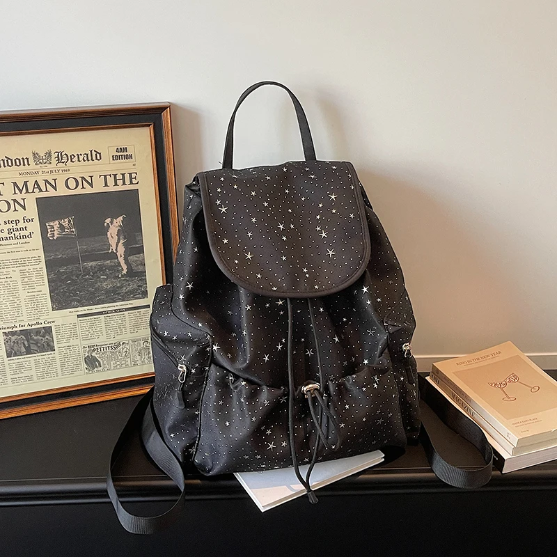 Женский черный рюкзак с принтом звезд, на шнурке, с множеством карманов, регулируемыми лямками, повседневная сумка для школы и путешествий, новинка 2026 года
Женский черный рюкзак с принтом звезд, на шнурке, с множеством карманов, регулируемыми лямками, повседневная сумка для школы и путешествий, новинка 2026 года