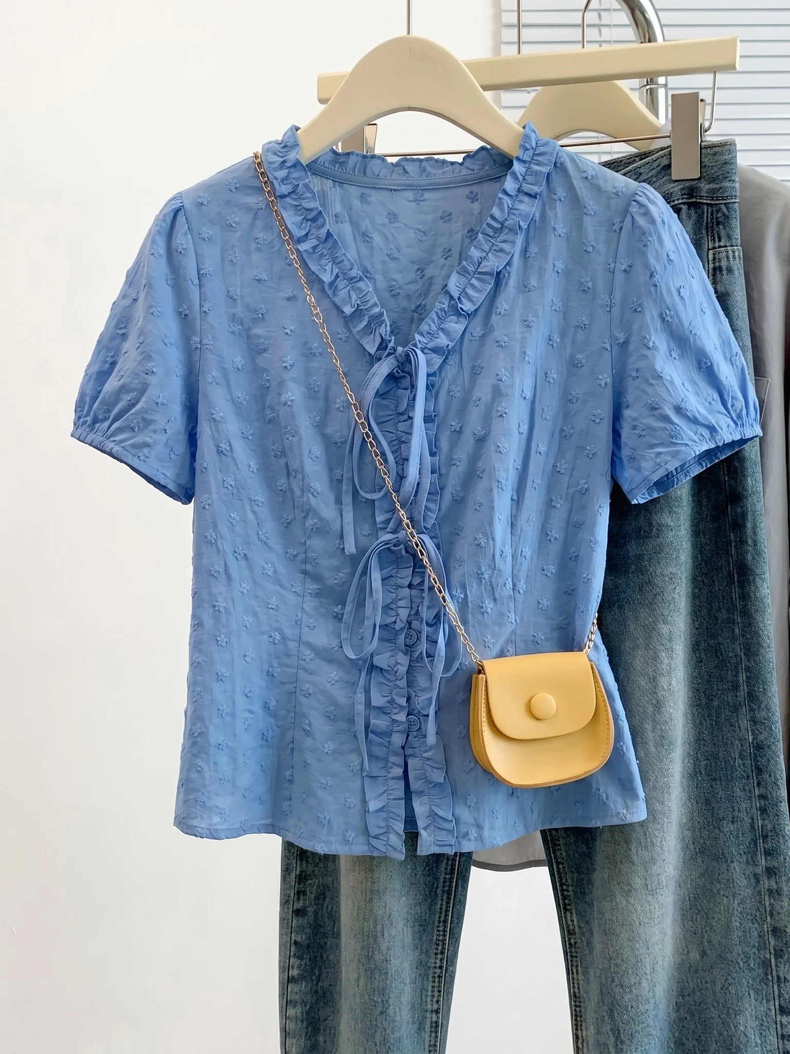 Blue Lace Trim Shoulder Short Sleeve Women's Shirt Summer New plus Size White Enhancing Top Anti-Aging Korean Style Commute Wind
Blue Lace Trim Shoulder Short Sleeve Women's Shirt Summer New plus Size White Enhancing Top Anti-Aging Korean Style Commute Wind