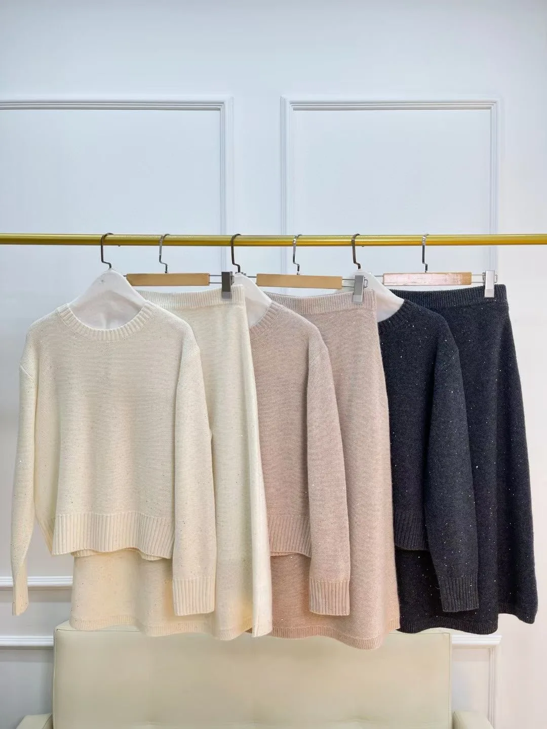 Sequins Women's Cashmere Skirt Suit Spring 2025 Round Neck Long Sleeve Sweater and Elastic Waist A-Line Jupe Casual Knitted Set
Sequins Women's Cashmere Skirt Suit Spring 2025 Round Neck Long Sleeve Sweater and Elastic Waist A-Line Jupe Casual Knitted Set