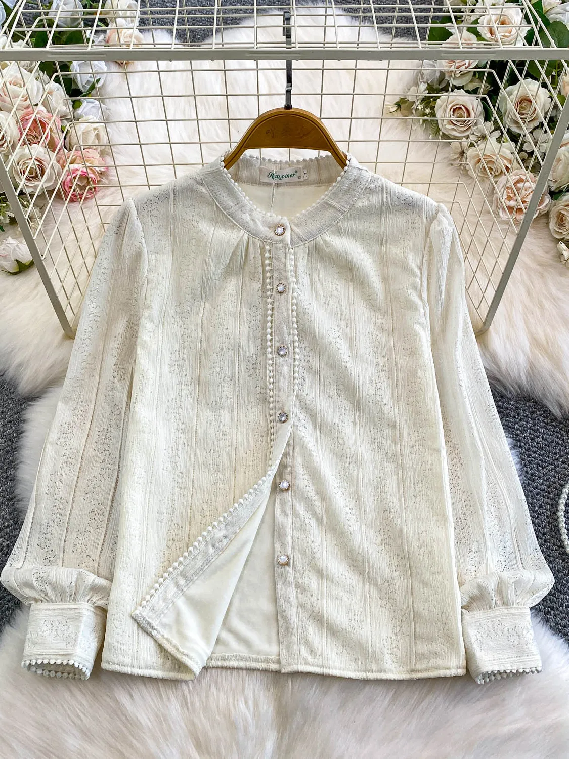Autumn Winter Lace Hollow out round Ne irt Women's Sweet Versatile Casual Loose Sun Protection Top Single Button Design
Autumn Winter Lace Hollow out round Ne irt Women's Sweet Versatile Casual Loose Sun Protection Top Single Button Design
