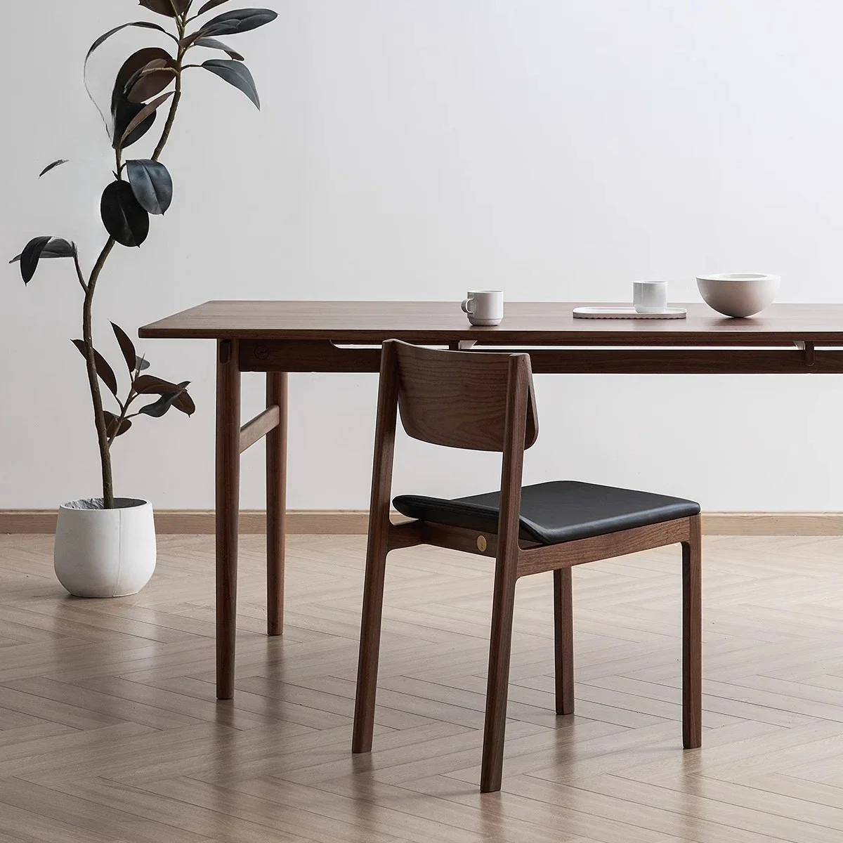 R Walnut Solid Wood Dining Table Rectangular Large Board Table Household Living Room Dining Table And Chair Combination
R Walnut Solid Wood Dining Table Rectangular Large Board Table Household Living Room Dining Table And Chair Combination