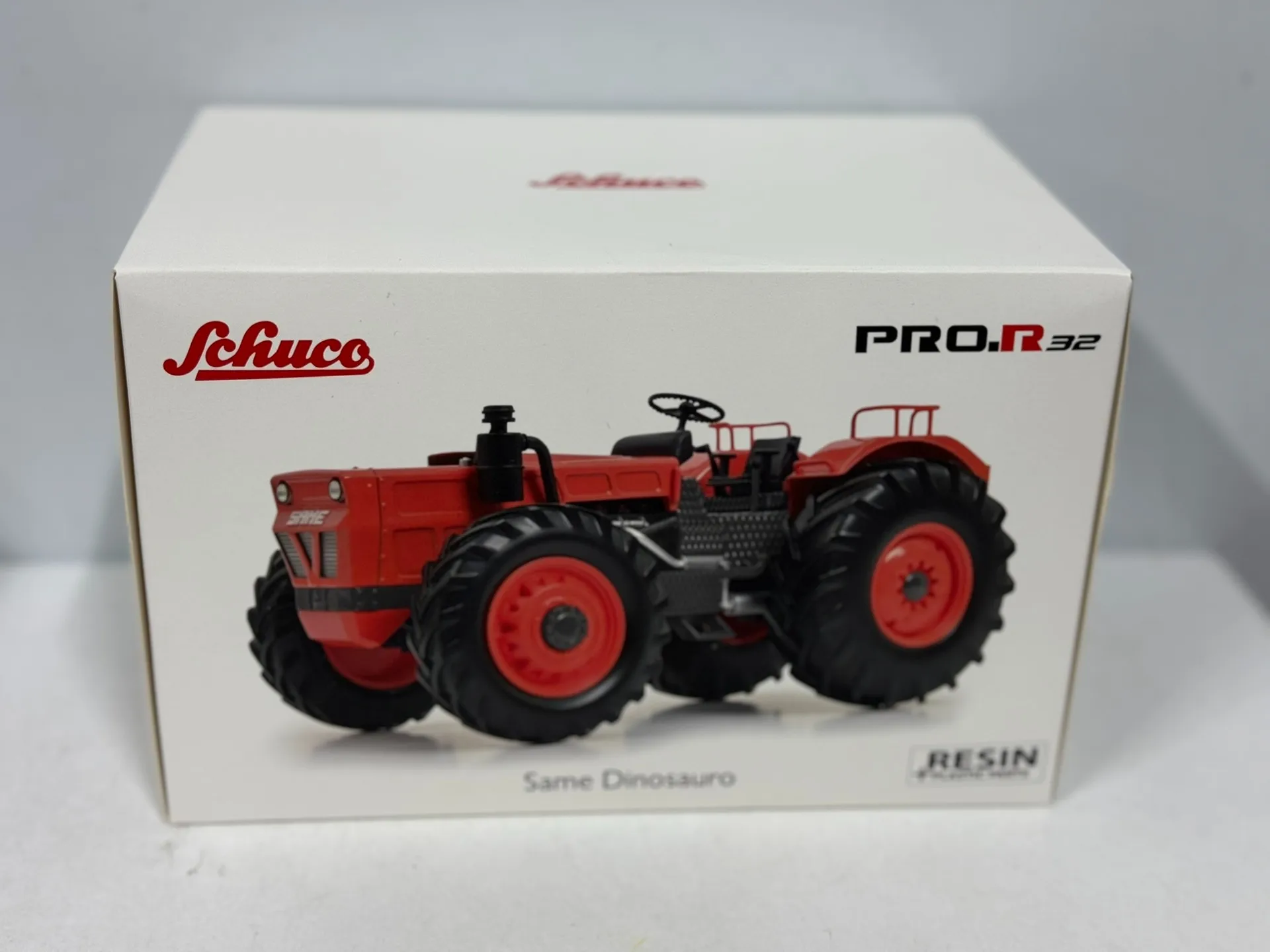 Diecast Shuk 1/32 Scale Tractor Car Model Collectible Toy Gift Souvenir Display Ornament
Diecast Shuk 1/32 Scale Tractor Car Model Collectible Toy Gift Souvenir Display Ornament