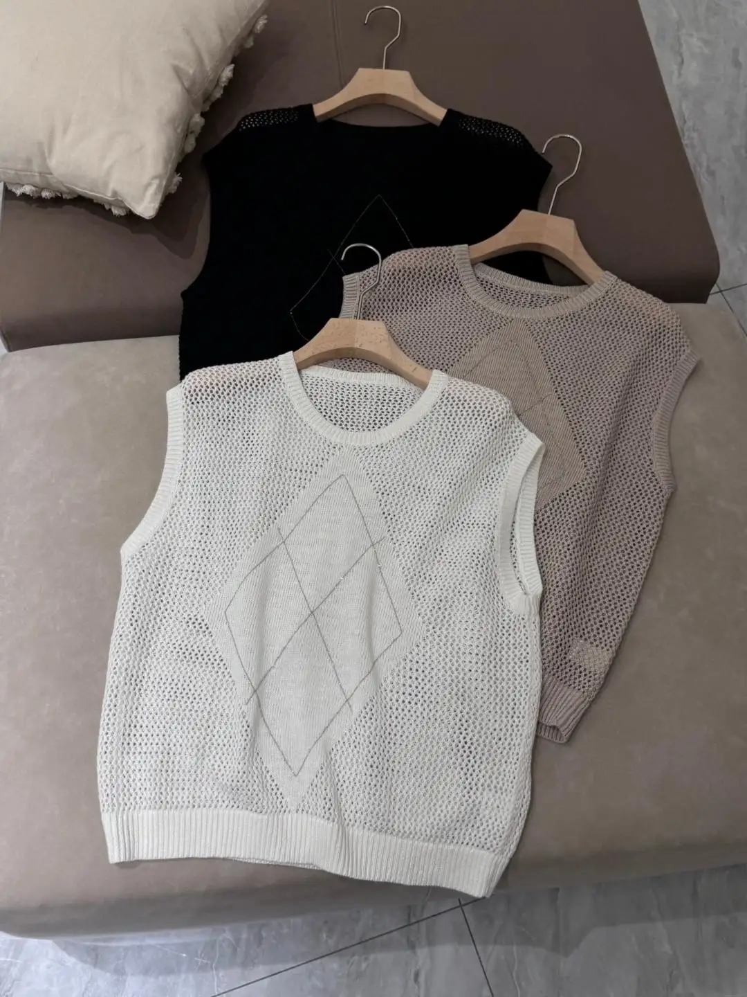Women's elegant versatile solid color 100% linen round neck sleeveless knitted vest
Women's elegant versatile solid color 100% linen round neck sleeveless knitted vest