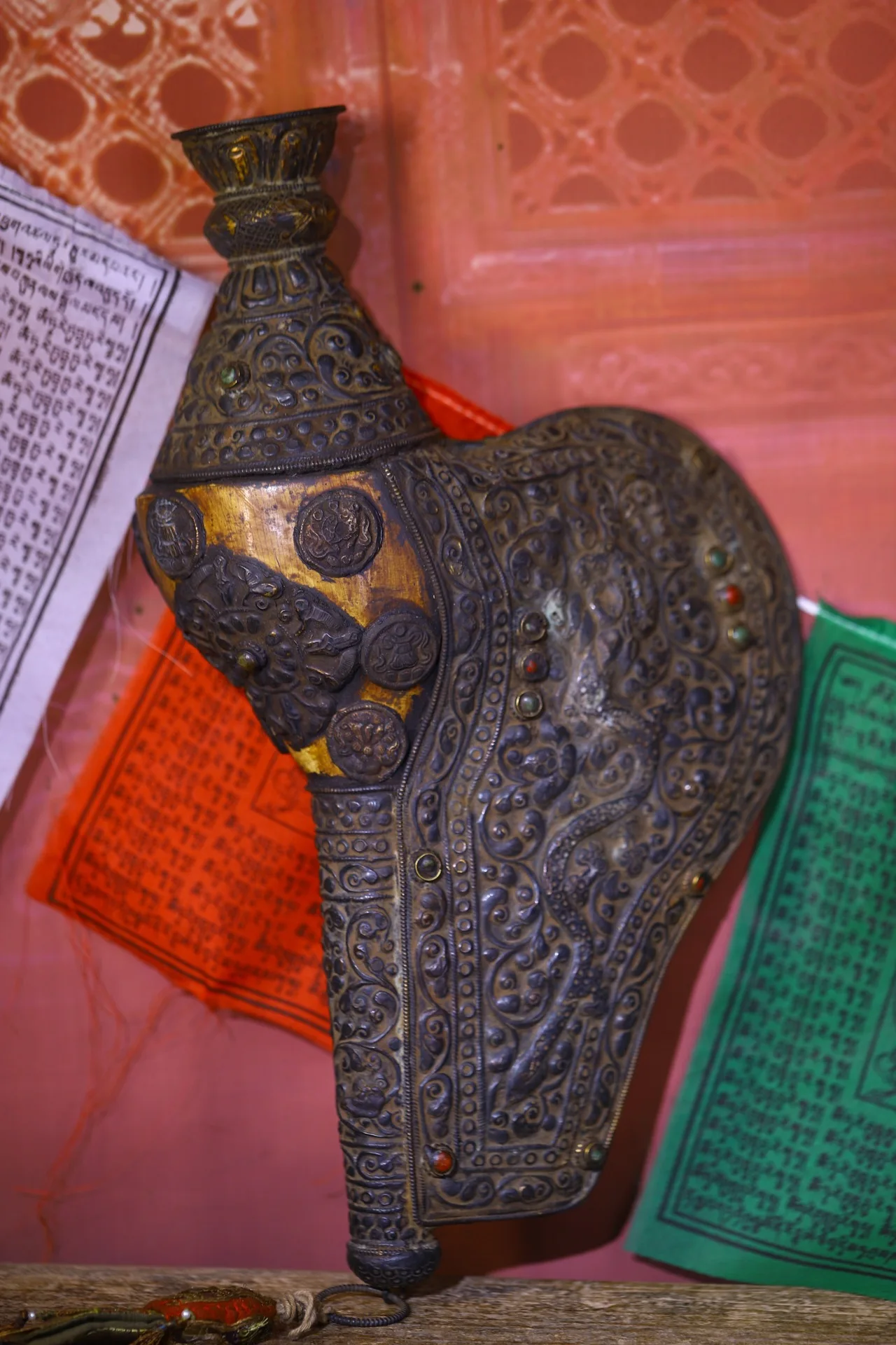 18"Tibetan Temple Collection Old Natural Conch Tibetan Silver Cinnabar Mosaic Gem Buddha Conch Snail Worship Hall Town house
18"Tibetan Temple Collection Old Natural Conch Tibetan Silver Cinnabar Mosaic Gem Buddha Conch Snail Worship Hall Town house