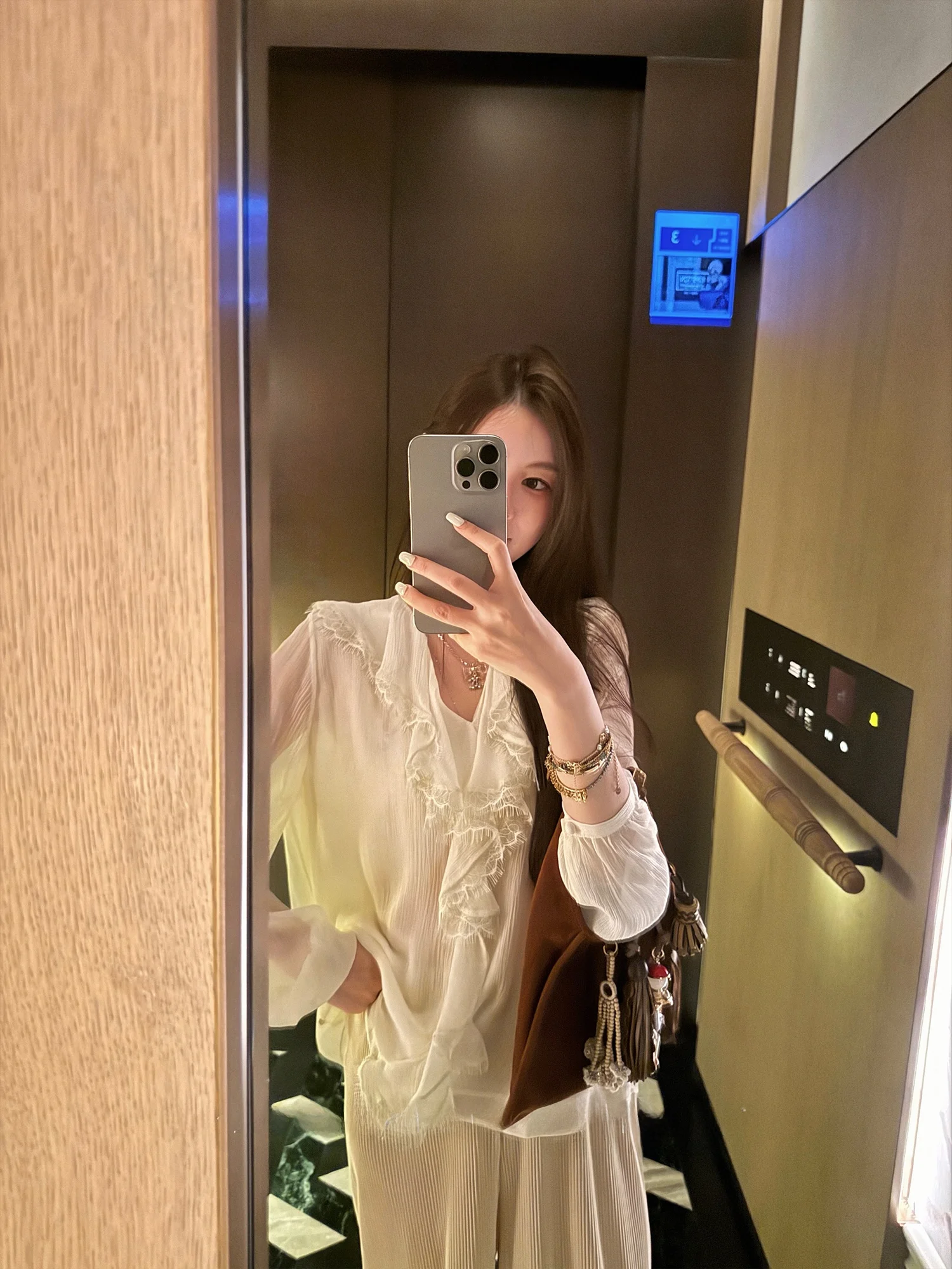 Шелковая блузка Qian Meixi Autumn Initial, 2 слоя, 2 момме, 100% шелк, с кружевом, V-образным вырезом, в стиле лотос, для повседневной носки, свободный крой
Шелковая блузка Qian Meixi Autumn Initial, 2 слоя, 2 момме, 100% шелк, с кружевом, V-образным вырезом, в стиле лотос, для повседневной носки, свободный крой