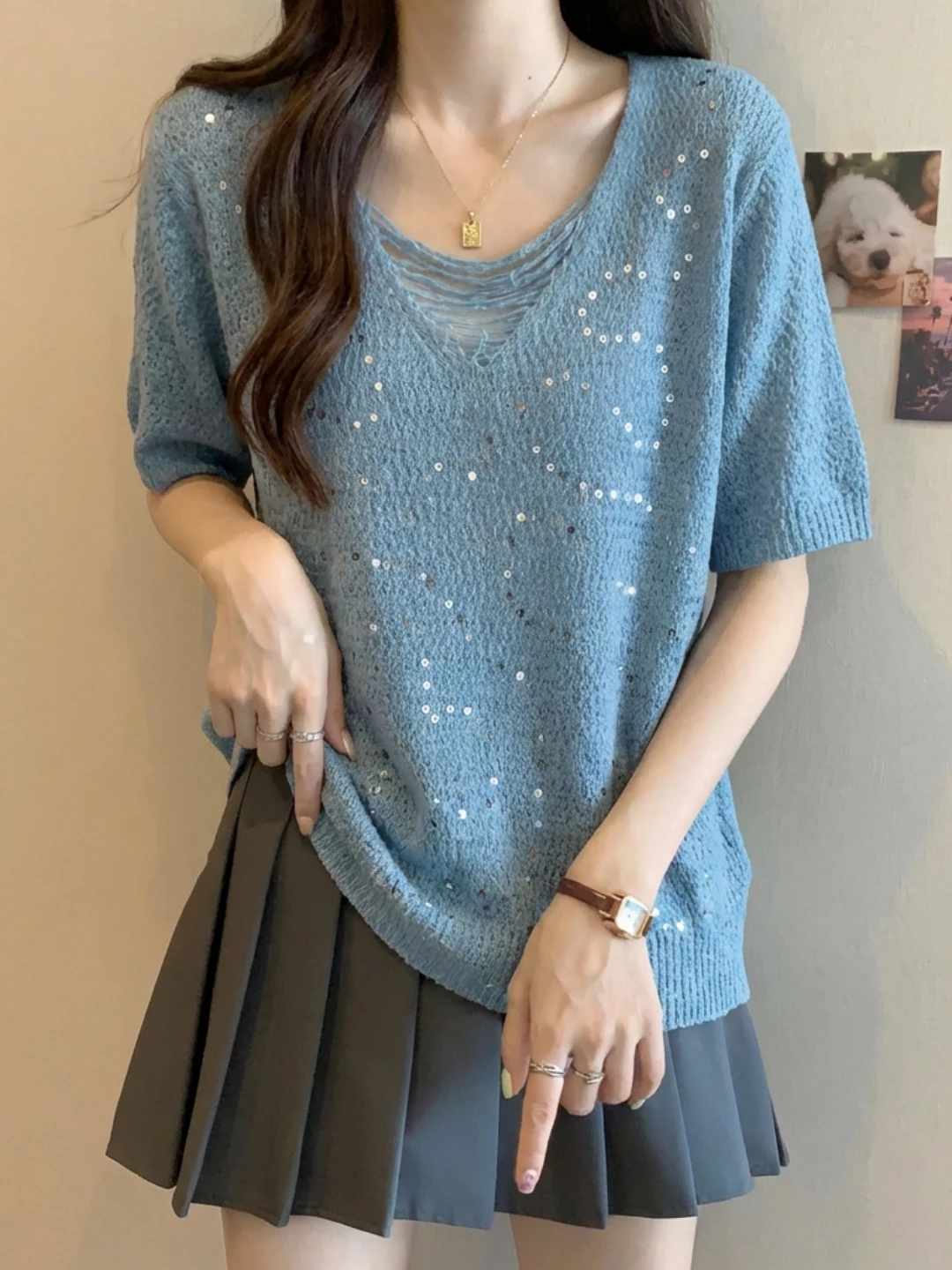 Slimming V-Neck Short Sleeve Knitted Ice Silk T-Shirt Women's Base Shirt Summer 2026 Large Size Glitter Design Sense Top
Slimming V-Neck Short Sleeve Knitted Ice Silk T-Shirt Women's Base Shirt Summer 2026 Large Size Glitter Design Sense Top