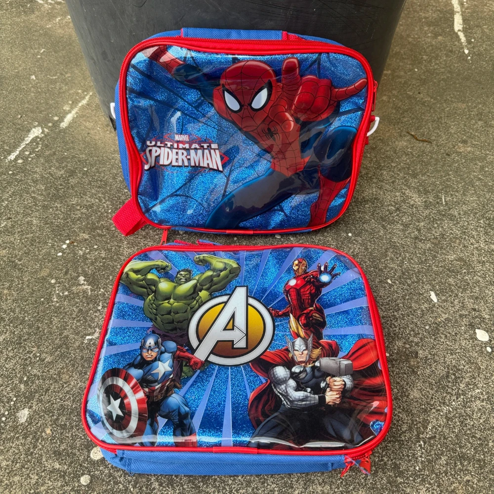 Симпатичная сумка-ланчбокс с изображением Человека-паука из мультфильмов Marvel
Симпатичная сумка-ланчбокс с изображением Человека-паука из мультфильмов Marvel