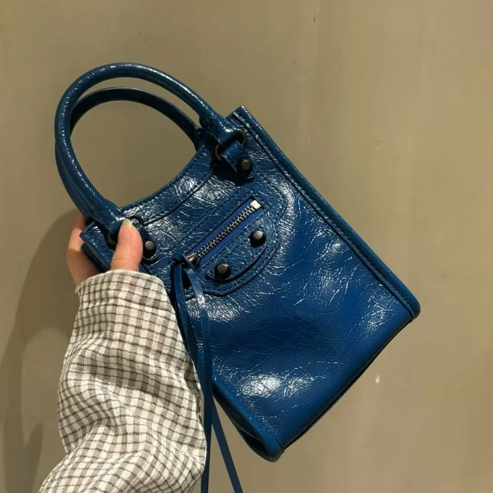 New Locomotive Mobile Phone Retro Rivet Handbag, Fashionable Leather Tote Oblique Span Unique Texture, Fashionable and Simple
New Locomotive Mobile Phone Retro Rivet Handbag, Fashionable Leather Tote Oblique Span Unique Texture, Fashionable and Simple
