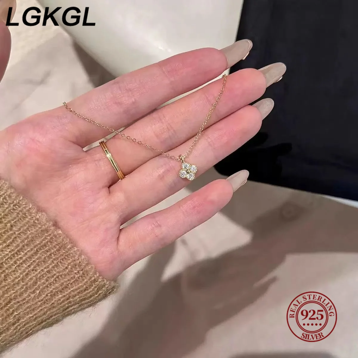 LGKGL S925 Sterling Silver Plated 14K Gold Set Zircon Necklace Female Sparkling Diamond Four Leaf Grass Versatile Collar Chain
LGKGL S925 Sterling Silver Plated 14K Gold Set Zircon Necklace Female Sparkling Diamond Four Leaf Grass Versatile Collar Chain