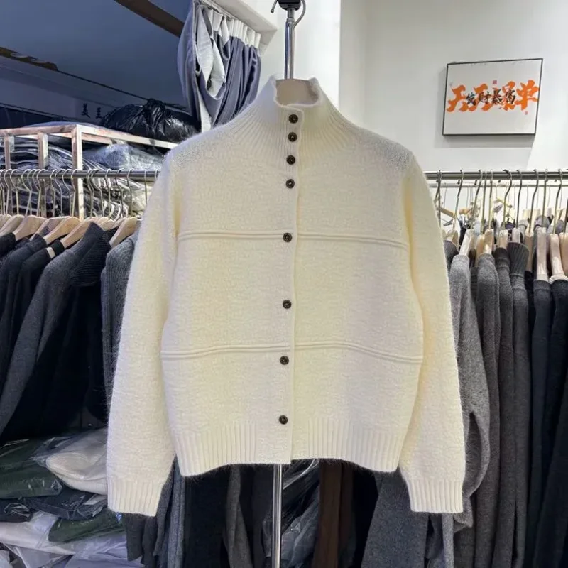 Однобортный вязаный кардиган с высоким воротником в ленивом стиле для женщин, новый свободный свитер с длинными рукавами, куртка, толстый высококачественный топ
Однобортный вязаный кардиган с высоким воротником в ленивом стиле для женщин, новый свободный свитер с длинными рукавами, куртка, толстый высококачественный топ