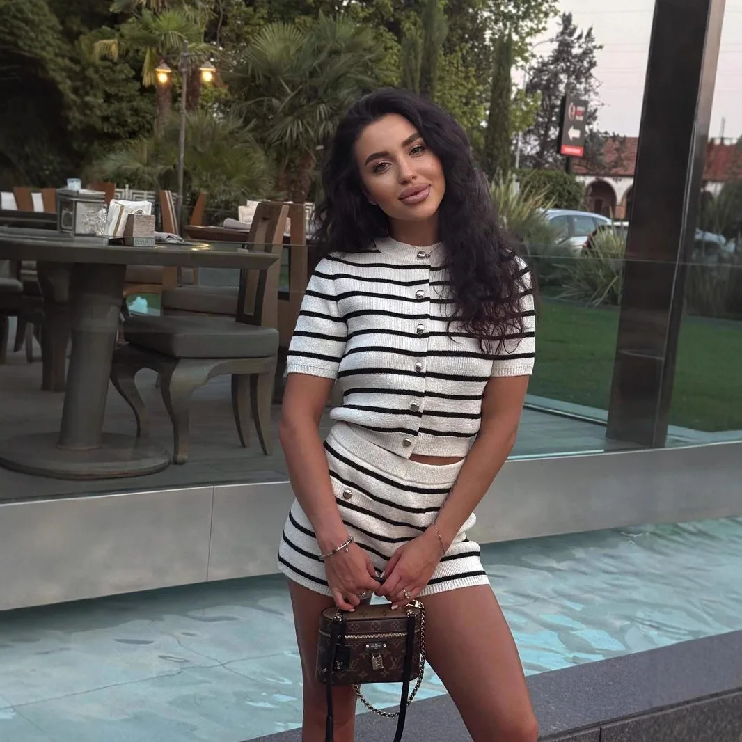 Beige Black Stripe Knit Cardigan Short Sleeve T-Shirt Women Summer Breathable Slim Loose Hollow Round Neck Set
Beige Black Stripe Knit Cardigan Short Sleeve T-Shirt Women Summer Breathable Slim Loose Hollow Round Neck Set