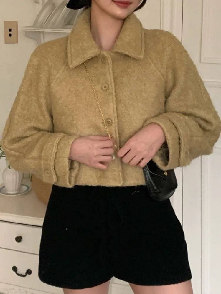 Chic Winter Short Wool Blend Jacket Women's Trendy Notch Collar Single Button Cotton Filled Coat Commute Style Thickened Poly...
Chic Winter Short Wool Blend Jacket Women's Trendy Notch Collar Single Button Cotton Filled Coat Commute Style Thickened Poly...