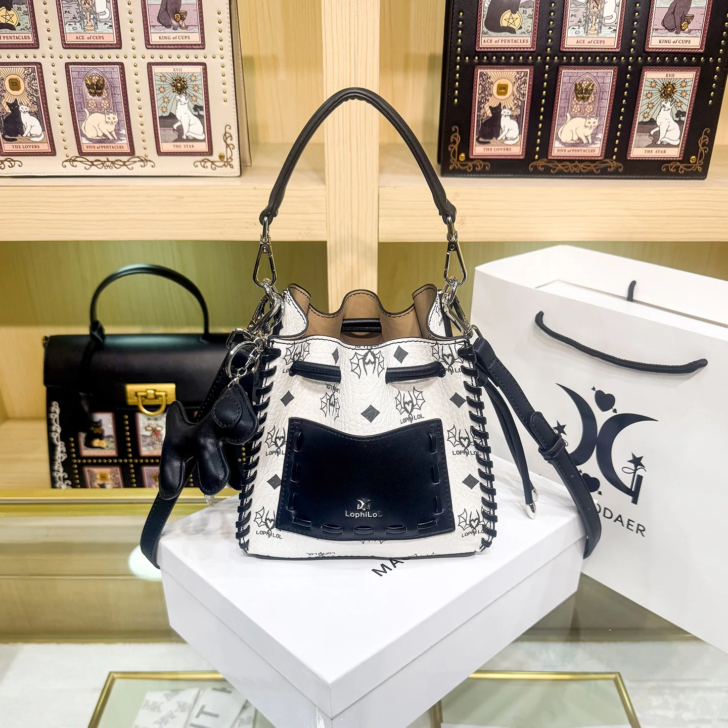 Trendy Fashionable Crossbody Bag For Women High-End Designer Letter Logo Tote Simple Unique Large Capacity
Trendy Fashionable Crossbody Bag For Women High-End Designer Letter Logo Tote Simple Unique Large Capacity