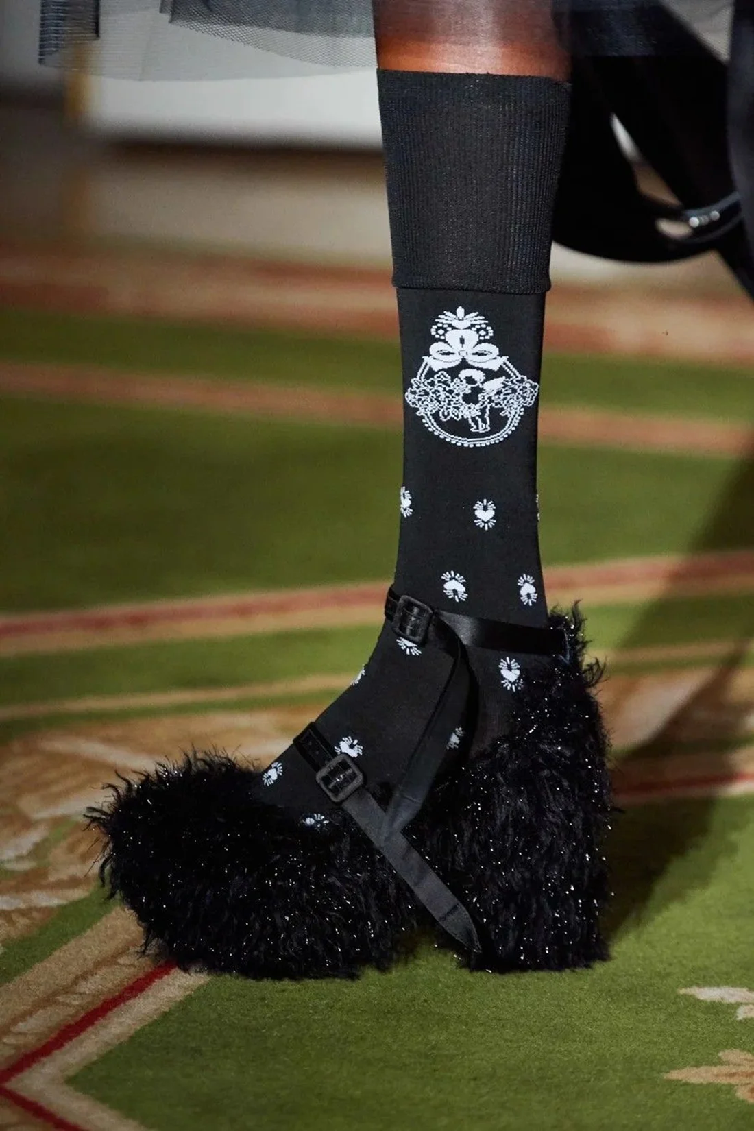 Леди взлетно-посадочной полосы выглядит черным мехом на массивном блочном каблуке и платформе. Туфли на платформе с двойной пряжкой и ремешками. Одяг в темном гламурном стиле с перьями.
Леди взлетно-посадочной полосы выглядит черным мехом на массивном блочном каблуке и платформе. Туфли на платформе с двойной пряжкой и ремешками. Одяг в темном гламурном стиле с перьями.