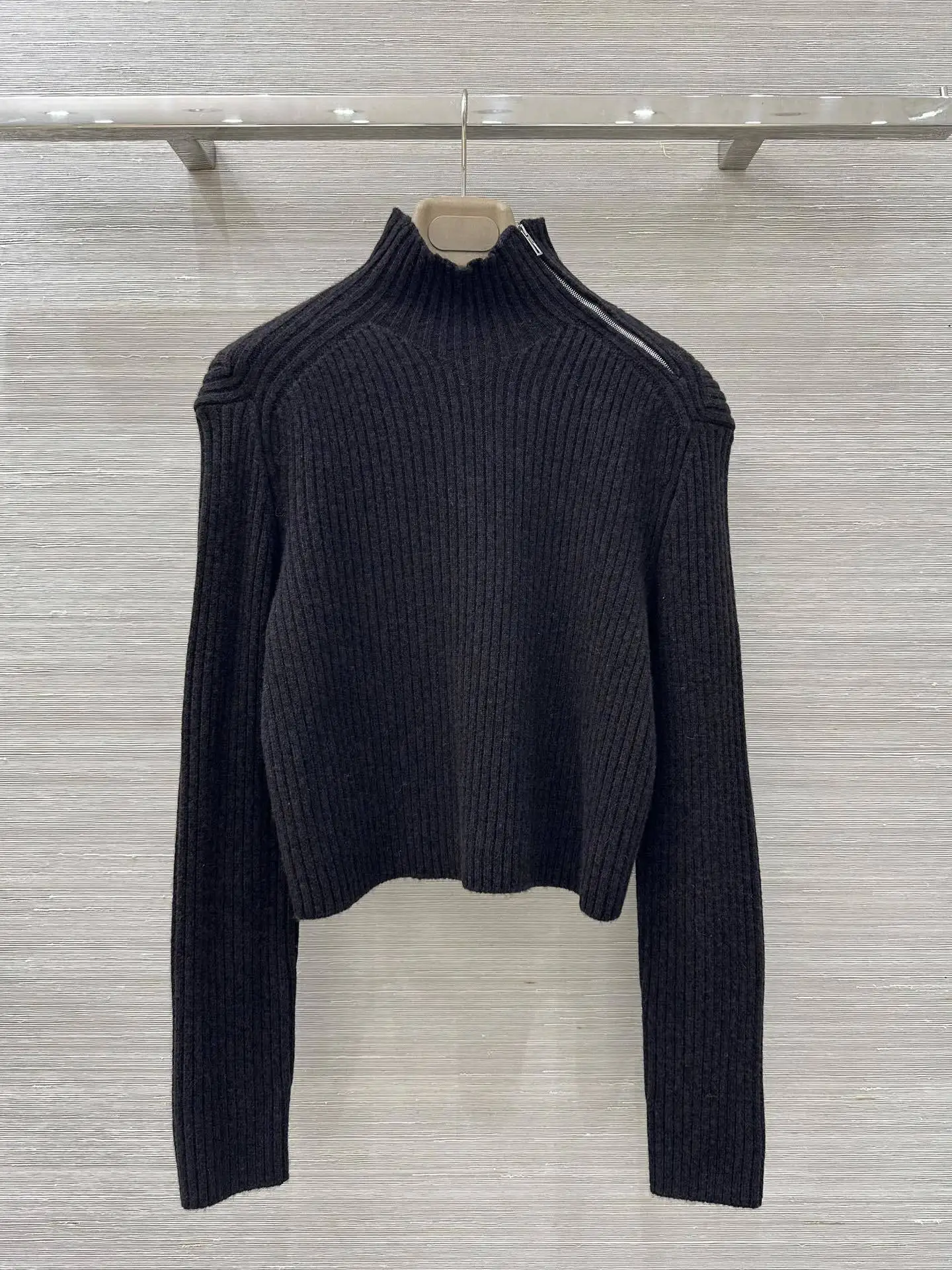 Высококачественный новый осенне-зимний женский шерстяной небольшой пуловер с воротником-стойкой и боковой молнией, многофункциональный свитер
Высококачественный новый осенне-зимний женский шерстяной небольшой пуловер с воротником-стойкой и боковой молнией, многофункциональный свитер