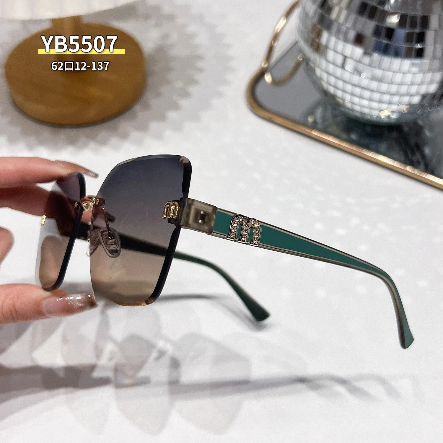  2025 Новые европейские дизайнерские солнцезащитные очки без оправы с бриллиантами и кристаллами, натуральные роскошные поляризационные очки UV400
2025 Новые европейские дизайнерские солнцезащитные очки без оправы с бриллиантами и кристаллами, натуральные роскошные поляризационные очки UV400