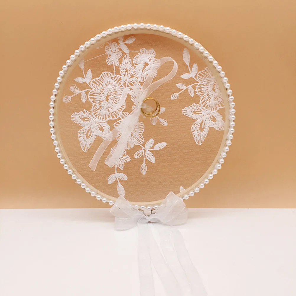 Изысканная кружевная подушка для обручальных колец с цветочным узором, декоративный аксессуар для церемонии помолвки
Изысканная кружевная подушка для обручальных колец с цветочным узором, декоративный аксессуар для церемонии помолвки