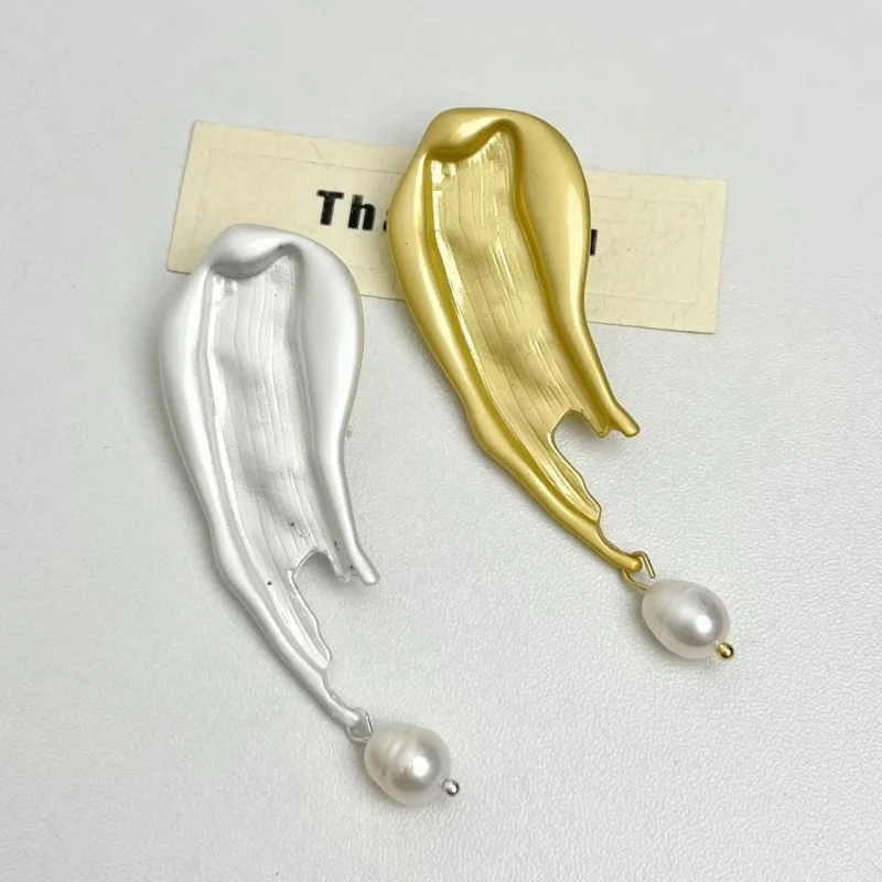 Elegant Minimalist Metal Brooch for Women with Natural Pearl Geometric Design Suitable for Daily Commuting And Fashion Accessory
Elegant Minimalist Metal Brooch for Women with Natural Pearl Geometric Design Suitable for Daily Commuting And Fashion Accessory