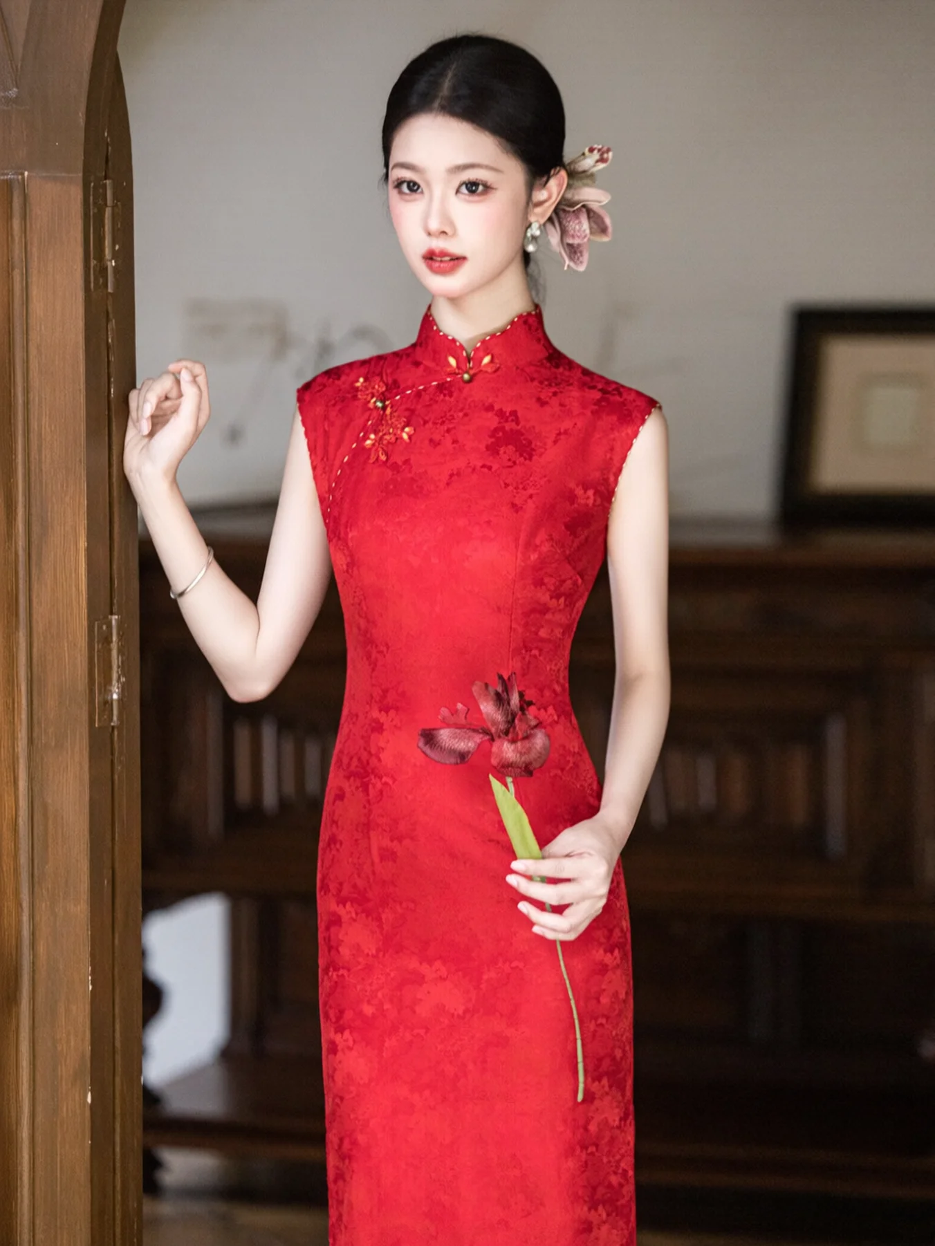 Red Silk No-Sleeve Qipao Wedding Dress for Engagement And Toasting High-End Vintage Style Long Skirt Low Slit Breathable Liner
Red Silk No-Sleeve Qipao Wedding Dress for Engagement And Toasting High-End Vintage Style Long Skirt Low Slit Breathable Liner