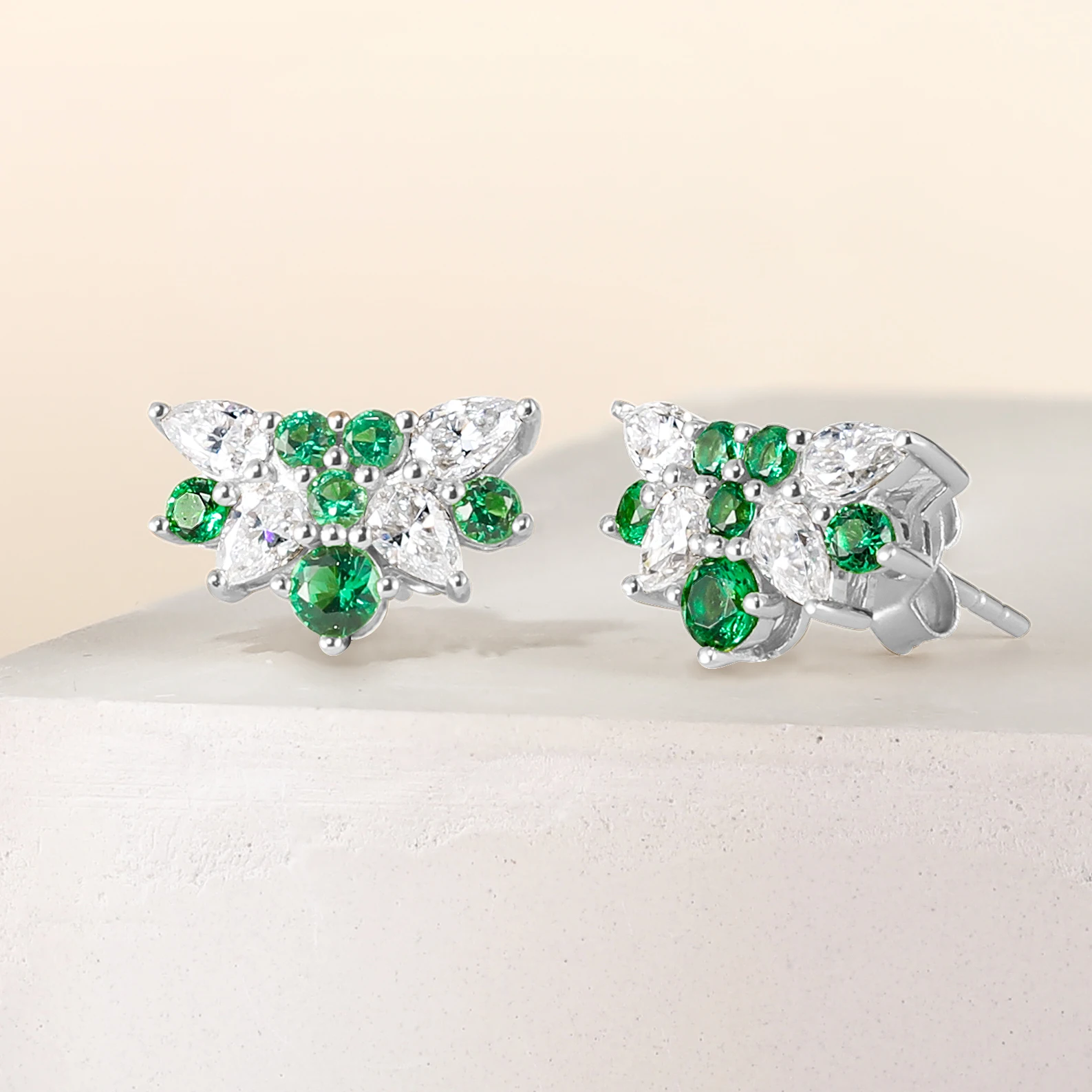 TYYL Lab Grown Emerald & Moissanite Stud Earrings for Women 925 Sterling Silver Elegant Sparkling Studs Anniversary Jewelry Gift
TYYL Lab Grown Emerald & Moissanite Stud Earrings for Women 925 Sterling Silver Elegant Sparkling Studs Anniversary Jewelry Gift