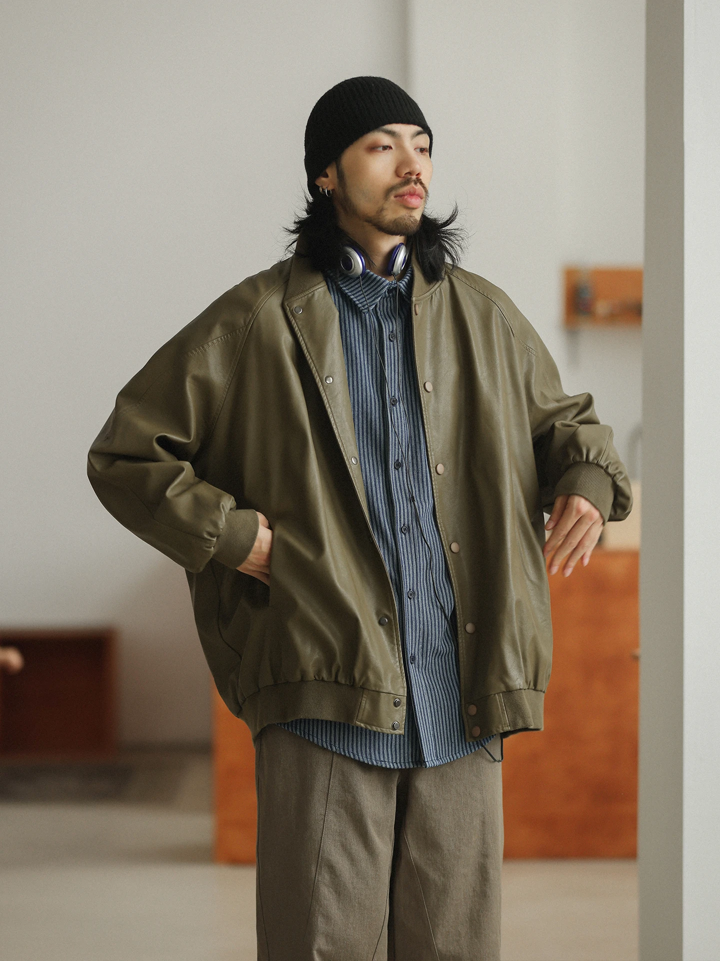 Loose oulder Sve Insert Military een PU Leather Jaet Retro Workwear Sle Long Sve Youth Faion Autumn Winter Coat
Loose oulder Sve Insert Military een PU Leather Jaet Retro Workwear Sle Long Sve Youth Faion Autumn Winter Coat