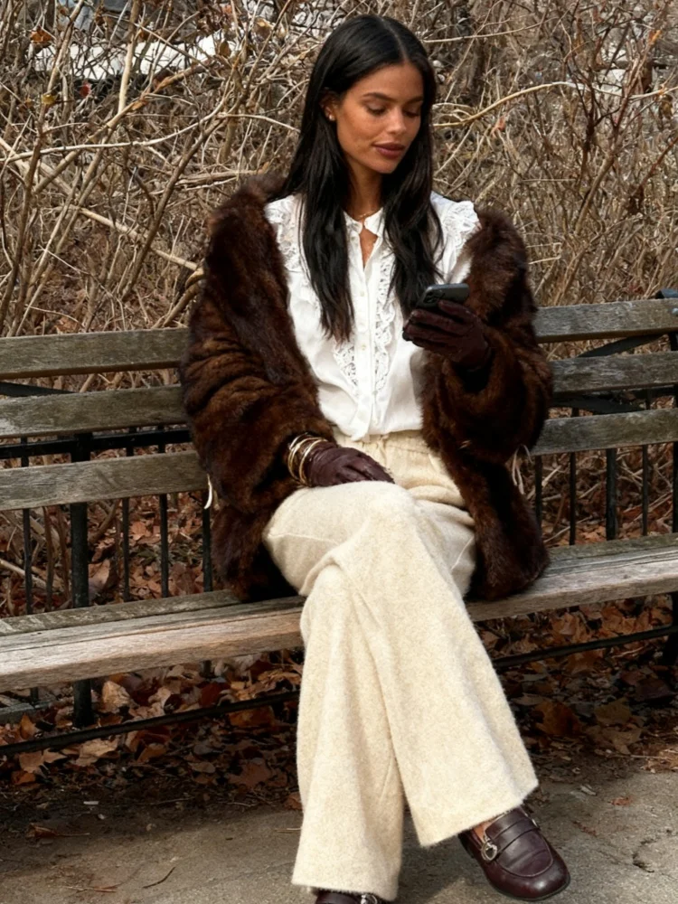 Элегантное коричневое пальто из искусственного меха, женское винтажное повседневное утепленное плюшевое однобортное пальто, женская зимняя классическая шикарная уличная верхняя одежда
Элегантное коричневое пальто из искусственного меха, женское винтажное повседневное утепленное плюшевое однобортное пальто, женская зимняя классическая шикарная уличная верхняя одежда