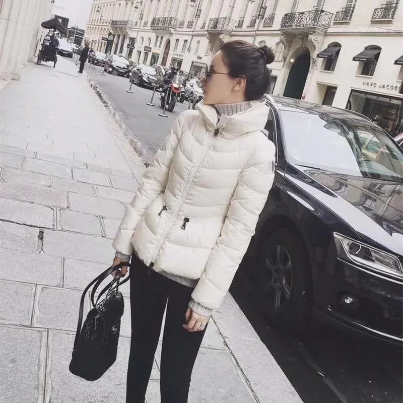 Women's Short Puffer Jacket EXJR Winter Warm Slim Fit White Goose down Stand Collar Waist Cinching Fashionable Commute Style
Women's Short Puffer Jacket EXJR Winter Warm Slim Fit White Goose down Stand Collar Waist Cinching Fashionable Commute Style