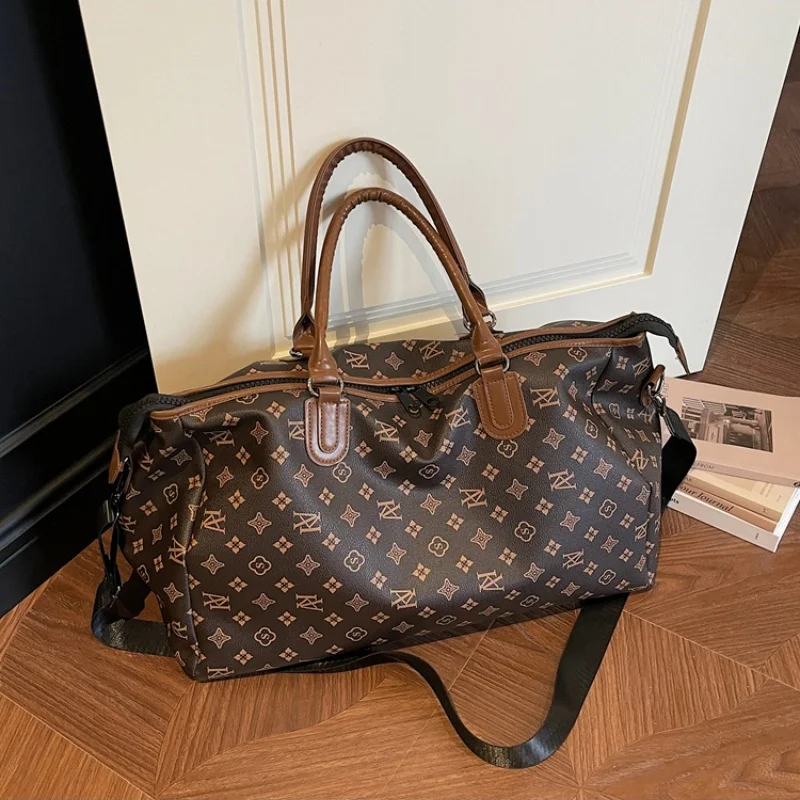 Practical vintage print sports duffel bag with dual carry options, lightweight construction for casual travel
Practical vintage print sports duffel bag with dual carry options, lightweight construction for casual travel