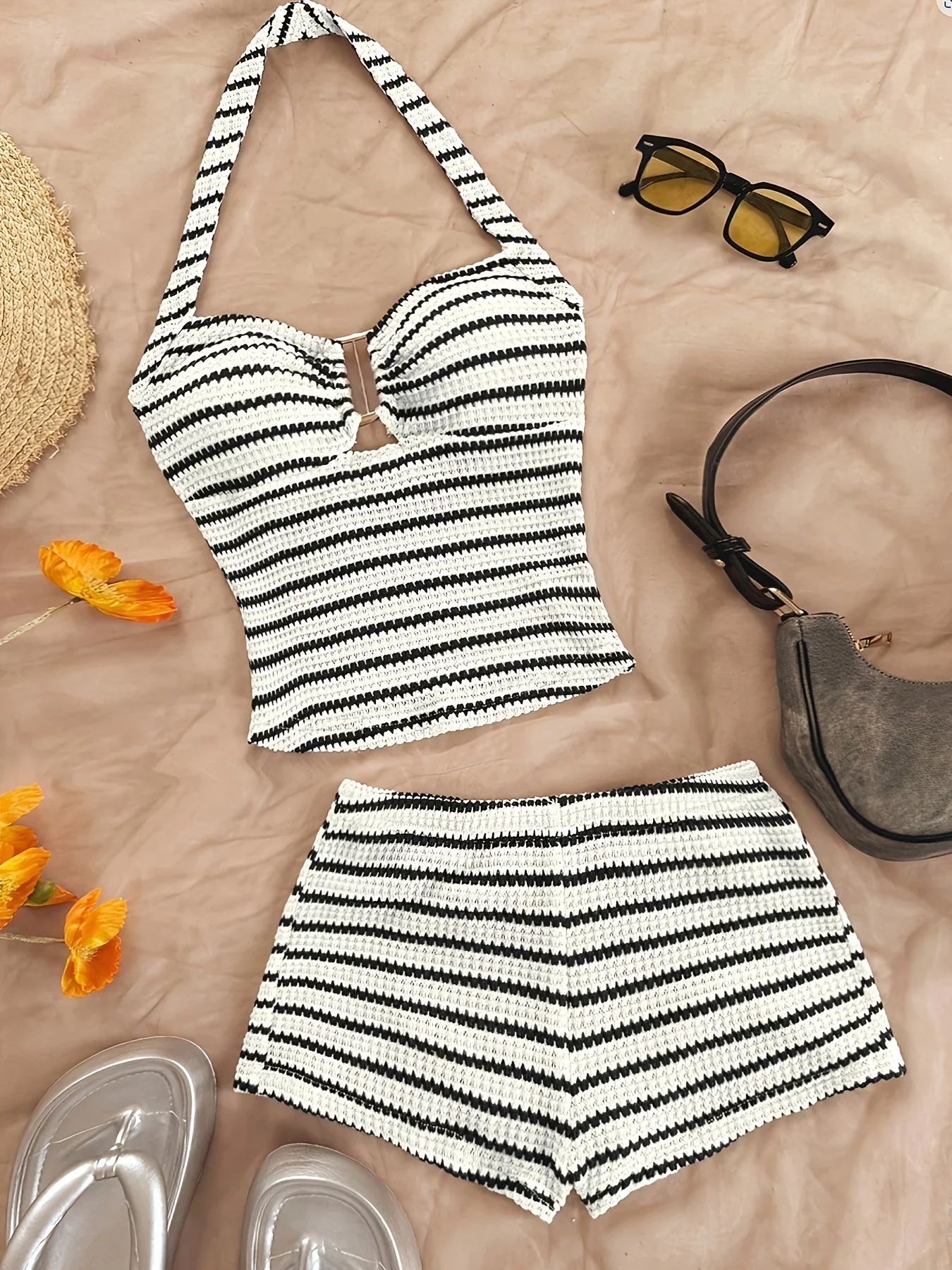 Women's 2-piece striped pleated backless top and shorts casual set
Women's 2-piece striped pleated backless top and shorts casual set