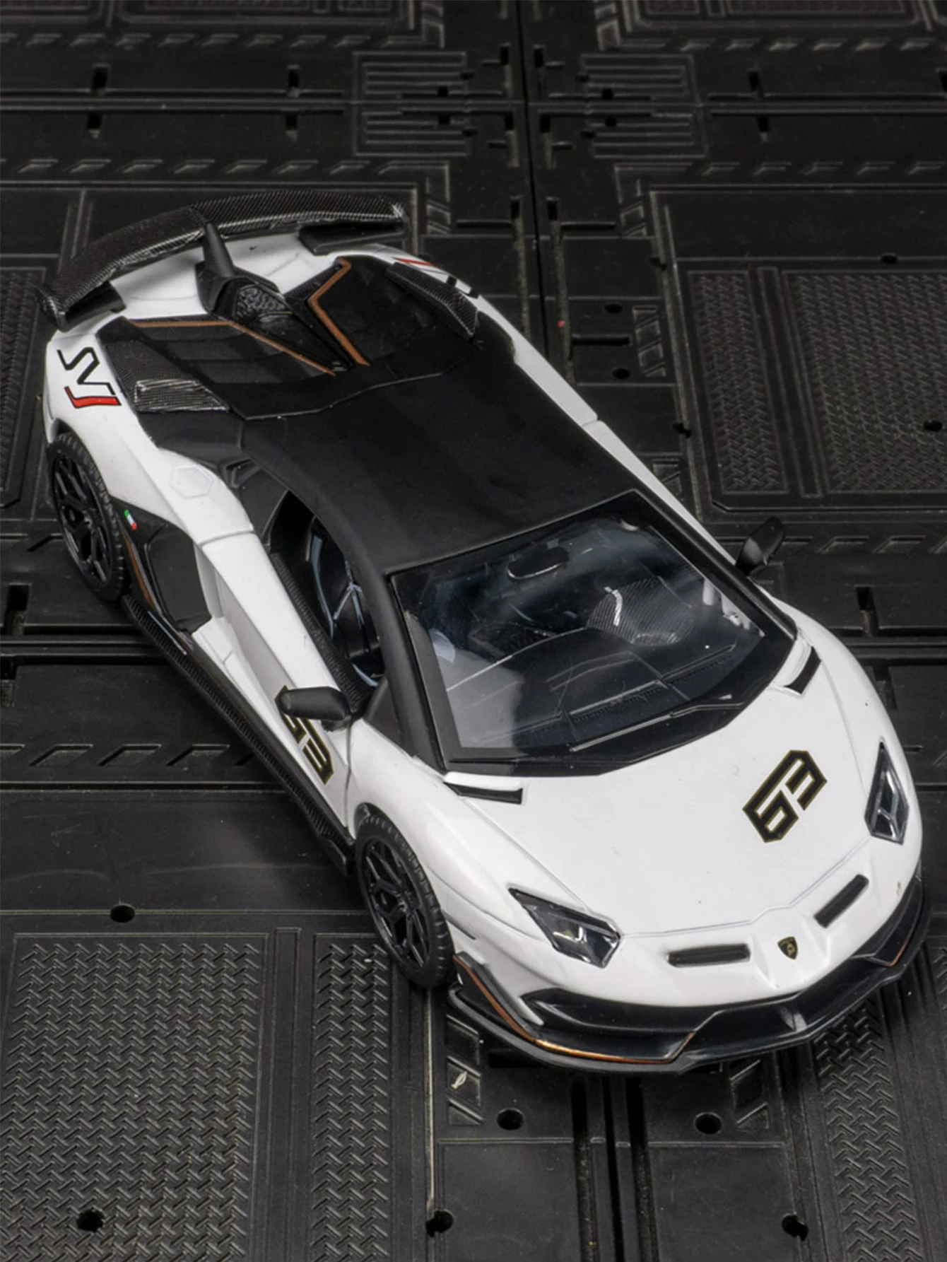 CCA 1:32 simulation Lamborghini SVJ63 alloy car model, doors and trunk can be opened has simulated sound and lighting functions
CCA 1:32 simulation Lamborghini SVJ63 alloy car model, doors and trunk can be opened has simulated sound and lighting functions