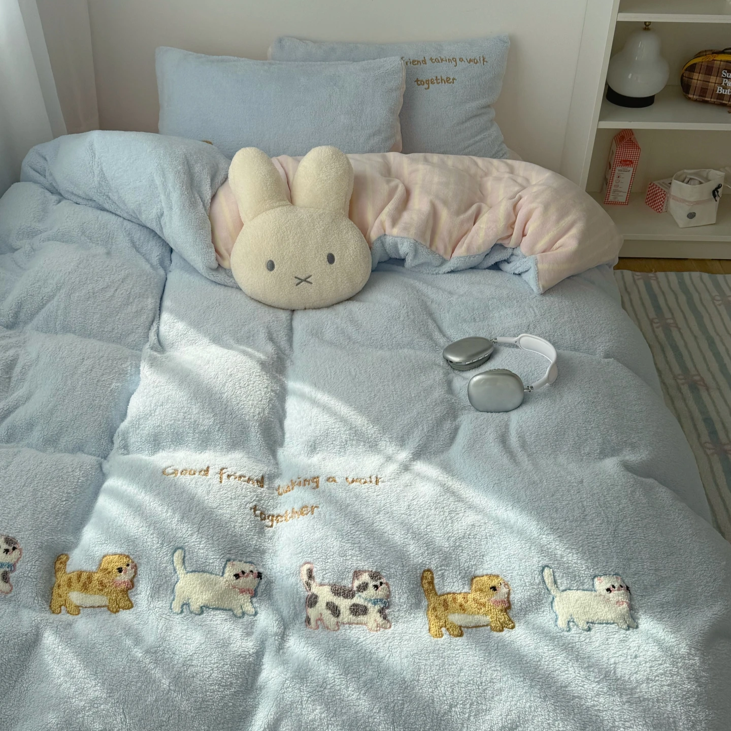 Очаровательный комплект постельного белья из четырех предметов из утолщенного молочного вельвета и кораллового флиса для осени и зимы: теплый, комфортный, для сухого климата, с пододеяльником и простыней.
Очаровательный комплект постельного белья из четырех предметов из утолщенного молочного вельвета и кораллового флиса для осени и зимы: теплый, комфортный, для сухого климата, с пододеяльником и простыней.