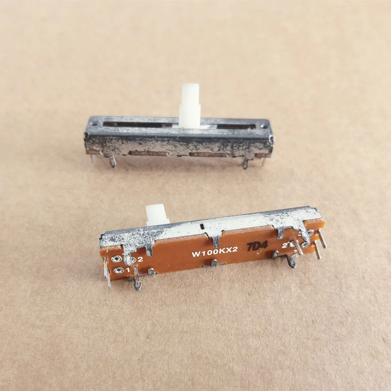 Original New 100% 45MM straight sliding pusher dual potentiometer W100K with midpoint white handle 10MM (SWITCH)
Original New 100% 45MM straight sliding pusher dual potentiometer W100K with midpoint white handle 10MM (SWITCH)