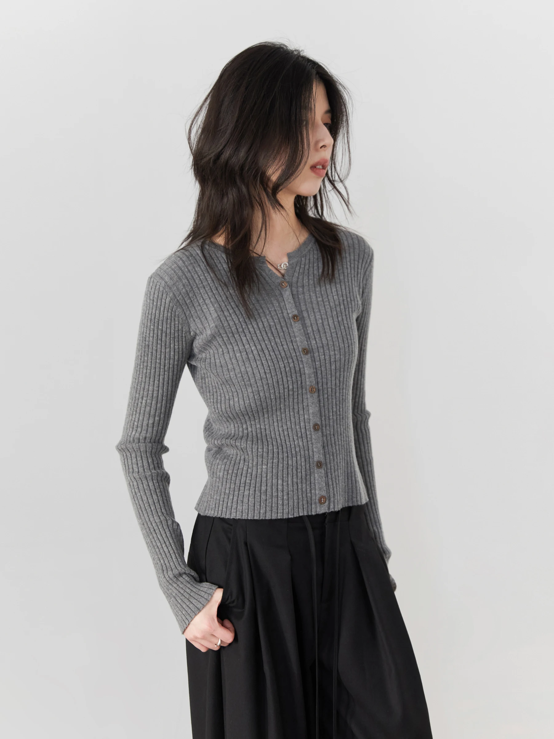 Новинка весенней коллекции: Женский вязаный шерстяной свитер Chicven с V-образным вырезом на пуговицах, приталенный, с длинными рукавами, стандартной длины
Новинка весенней коллекции: Женский вязаный шерстяной свитер Chicven с V-образным вырезом на пуговицах, приталенный, с длинными рукавами, стандартной длины