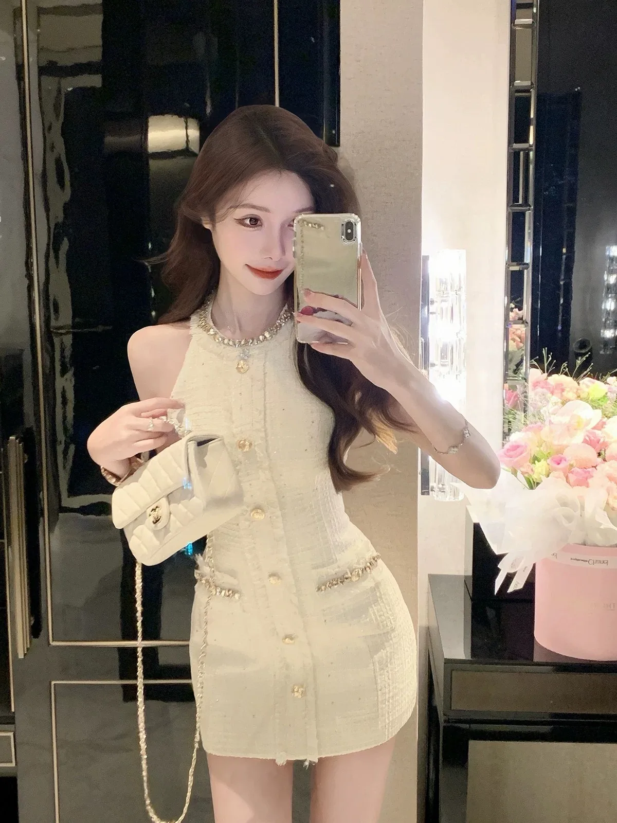 Elegant Gold Buckle Chic Style Women's Dress Summer New Sleeveless Waist Cinching Slimming White Bodycon Short Skirt
Elegant Gold Buckle Chic Style Women's Dress Summer New Sleeveless Waist Cinching Slimming White Bodycon Short Skirt