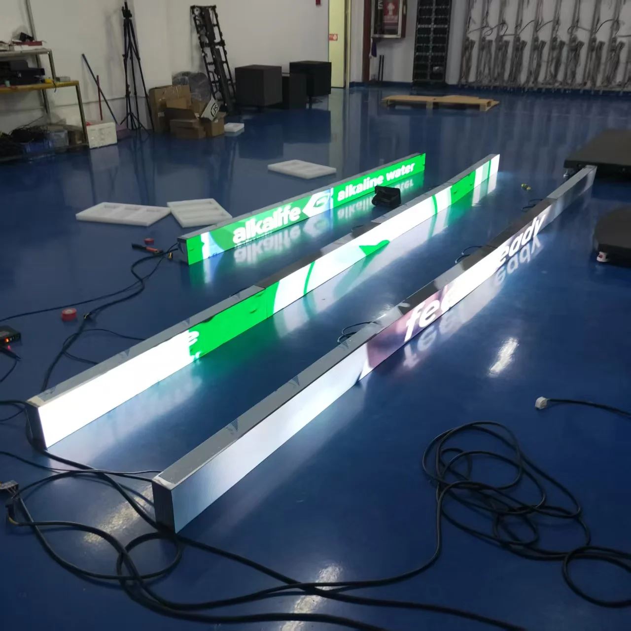 HD P1.86 Indoor Strip Display Screen LED Advertising Display Front maintenance installation With stainless steel edging
HD P1.86 Indoor Strip Display Screen LED Advertising Display Front maintenance installation With stainless steel edging
