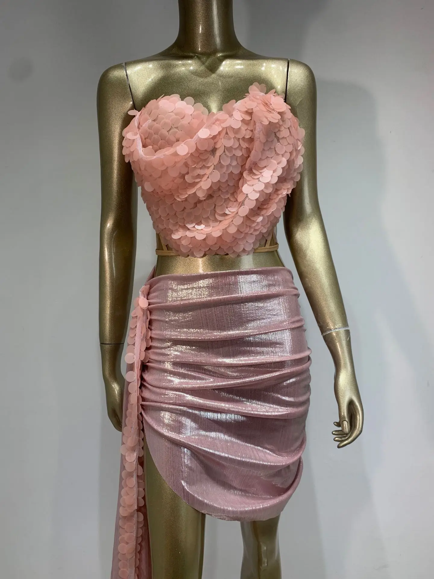 Women Luxury Party Outfits Pink Sparky Sequines Top And Mini Skirt Trailing Two Piece Sets Birthday Evening NightClub Costumes
Women Luxury Party Outfits Pink Sparky Sequines Top And Mini Skirt Trailing Two Piece Sets Birthday Evening NightClub Costumes