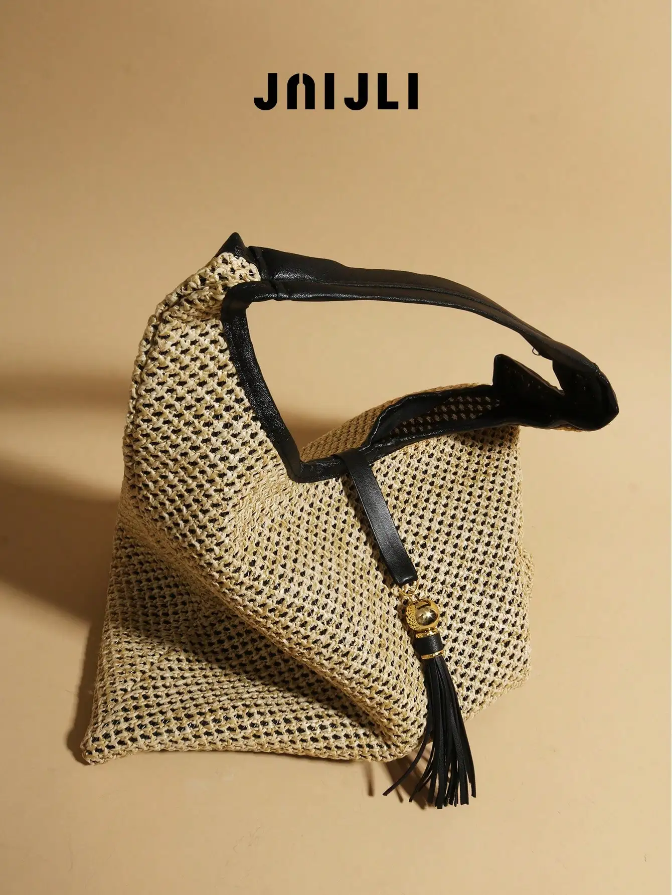 Плетеная соломенная сумка-тоут с кожаным ремешком и декоративной кисточкой
Плетеная соломенная сумка-тоут с кожаным ремешком и декоративной кисточкой