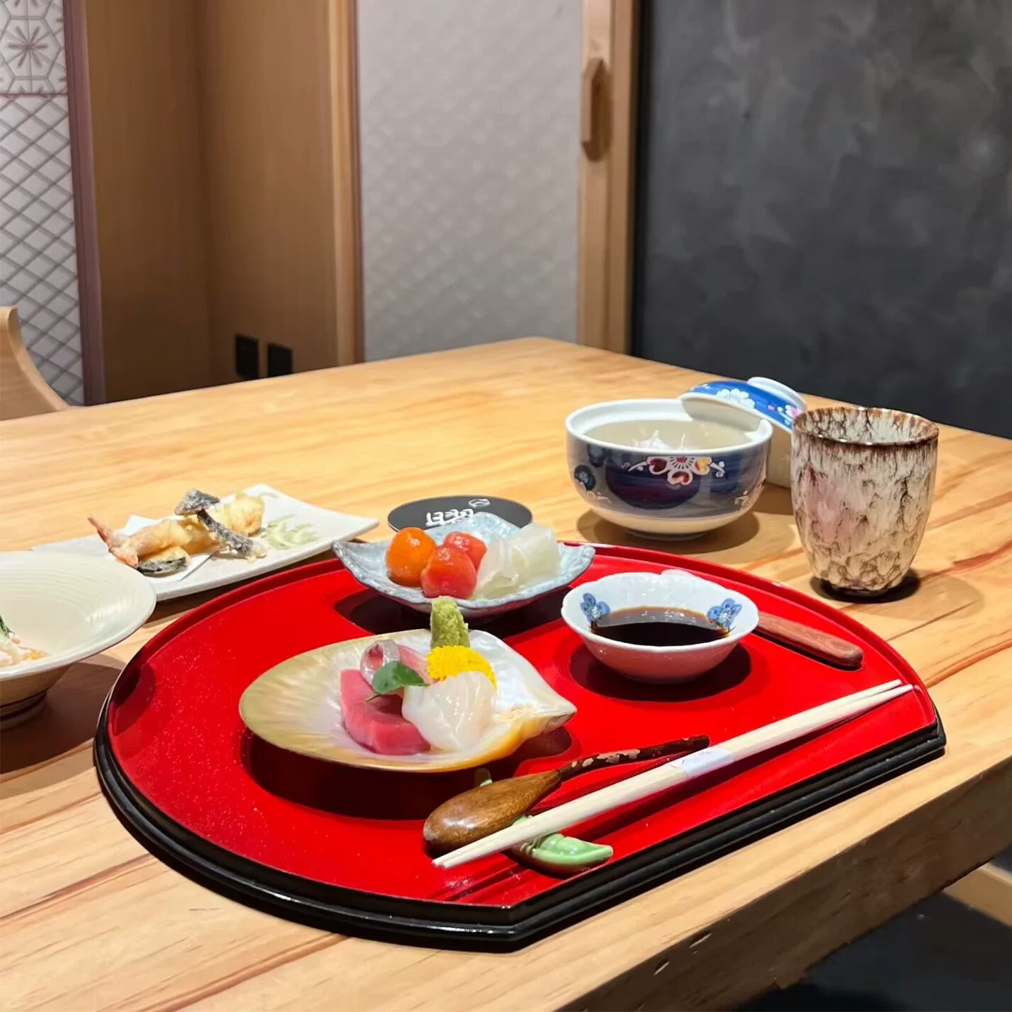 Japanese Half-Moon Wooden Tray - Round Wood Grain Serving Platter for Single Meal, Tea Ceremony & Hotel Catering
Japanese Half-Moon Wooden Tray - Round Wood Grain Serving Platter for Single Meal, Tea Ceremony & Hotel Catering