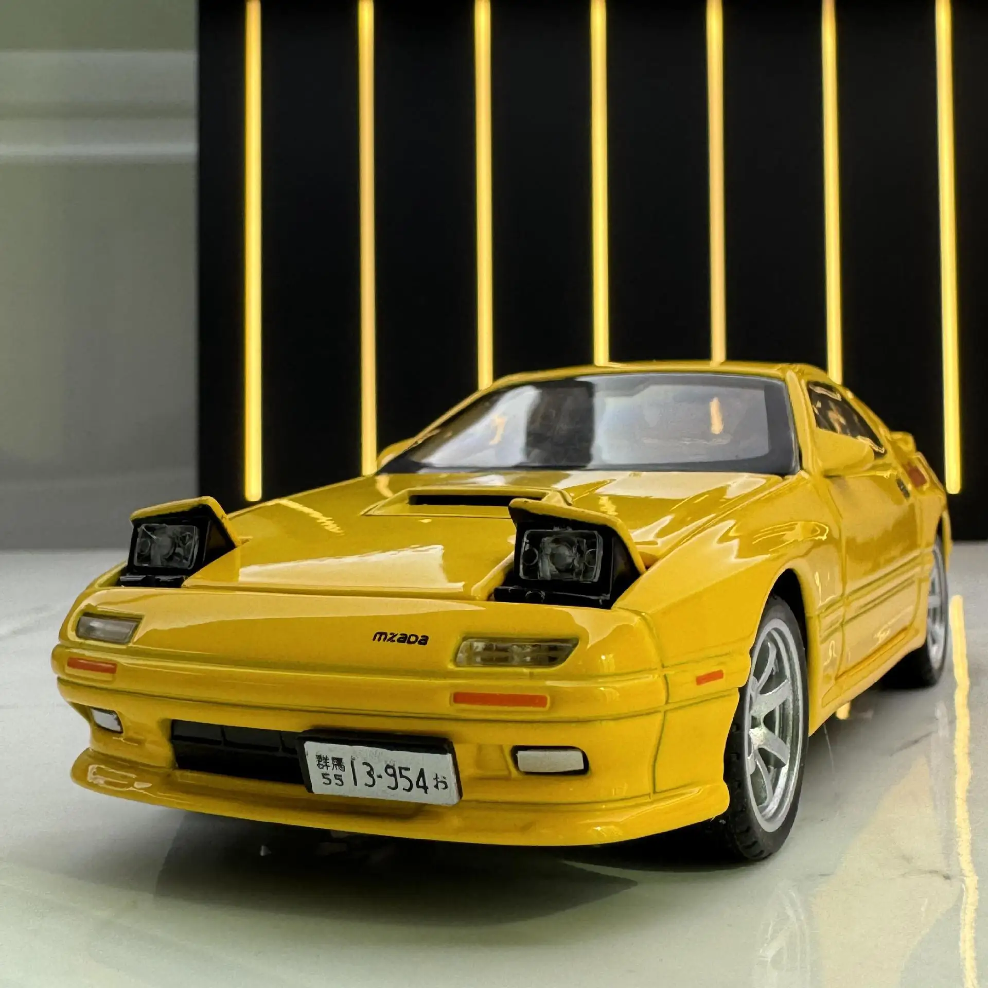 Alloy Car Model 1:32 Mazda RX-7 Sports Car with Sound and Light Pull Back Toy Car Music Model Ornament
Alloy Car Model 1:32 Mazda RX-7 Sports Car with Sound and Light Pull Back Toy Car Music Model Ornament