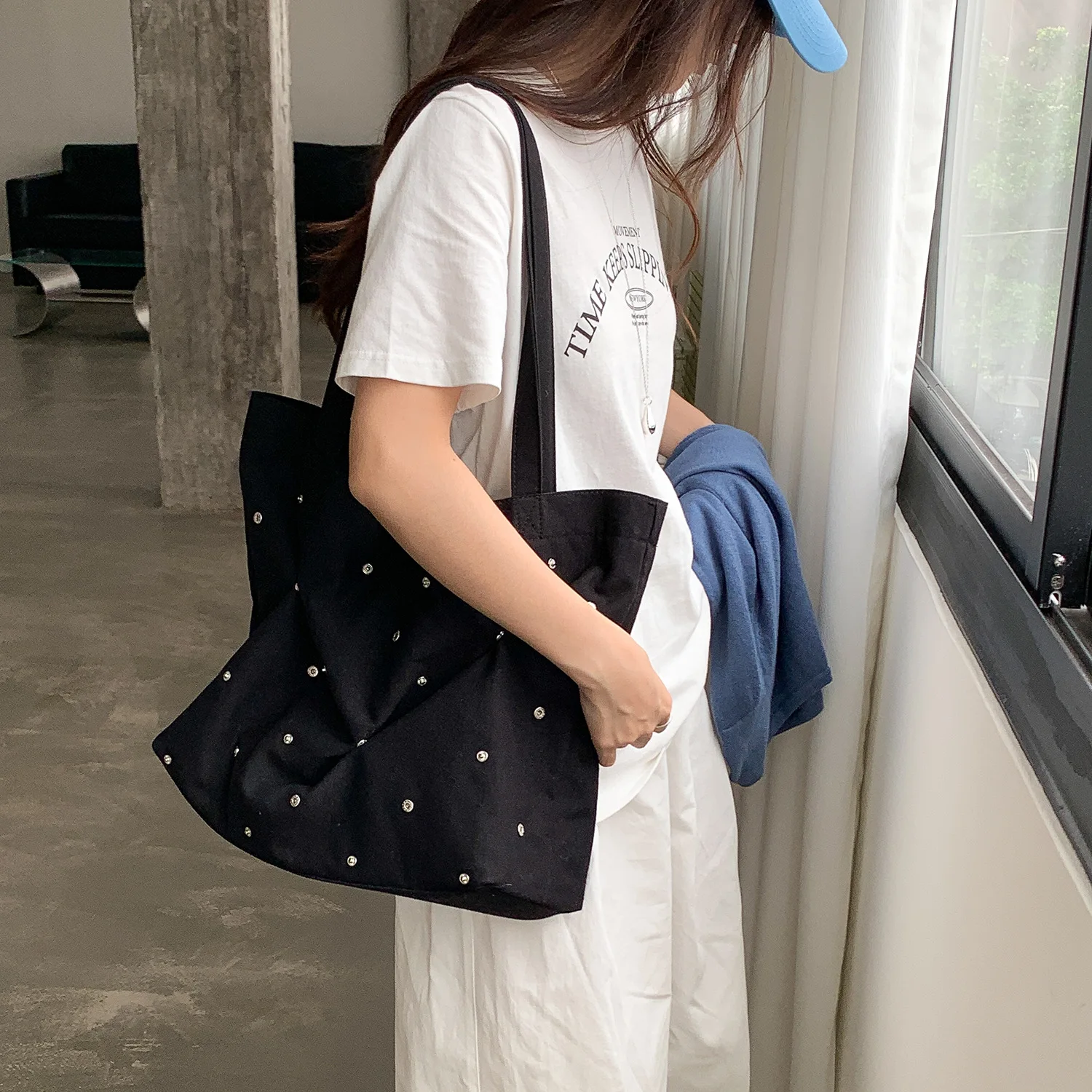Fashionable Polka Dot Button Design Tote Bag Korean Casual Simple Women's Large Capacity Commuting Canvas Shoulder Bags
Fashionable Polka Dot Button Design Tote Bag Korean Casual Simple Women's Large Capacity Commuting Canvas Shoulder Bags