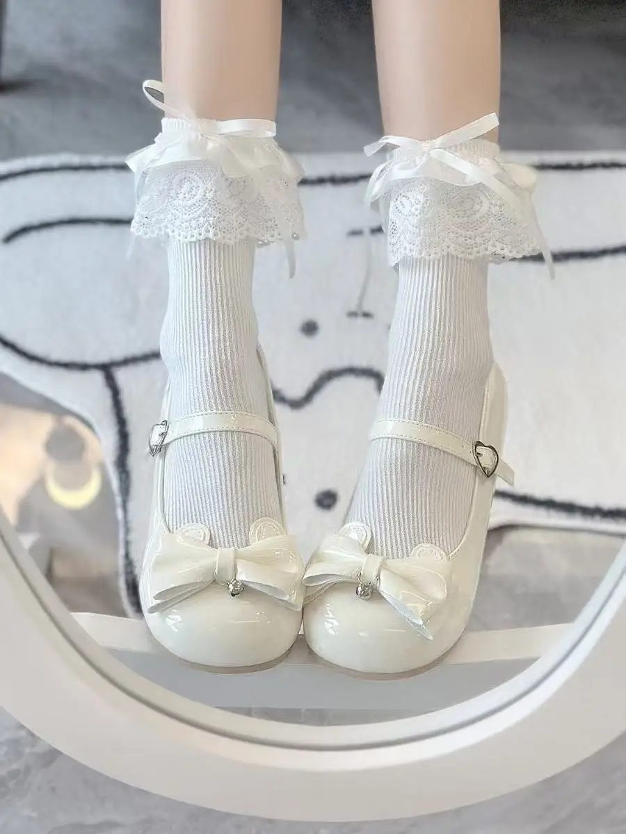 Women's round toe single shoes with shallow upper, made of soft leather and soft and comfortable sole.
Women's round toe single shoes with shallow upper, made of soft leather and soft and comfortable sole.
